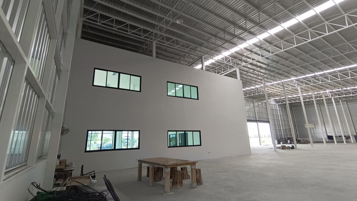 For RentWarehouseMahachai Samut Sakhon : Warehouse for rent with showroom/newly built office. Total usable area 2,137 sq m. Location: Khae Rai Temple, Khlong Maduea Subdistrict, Krathum Baen District, Samut Sakhon Province.