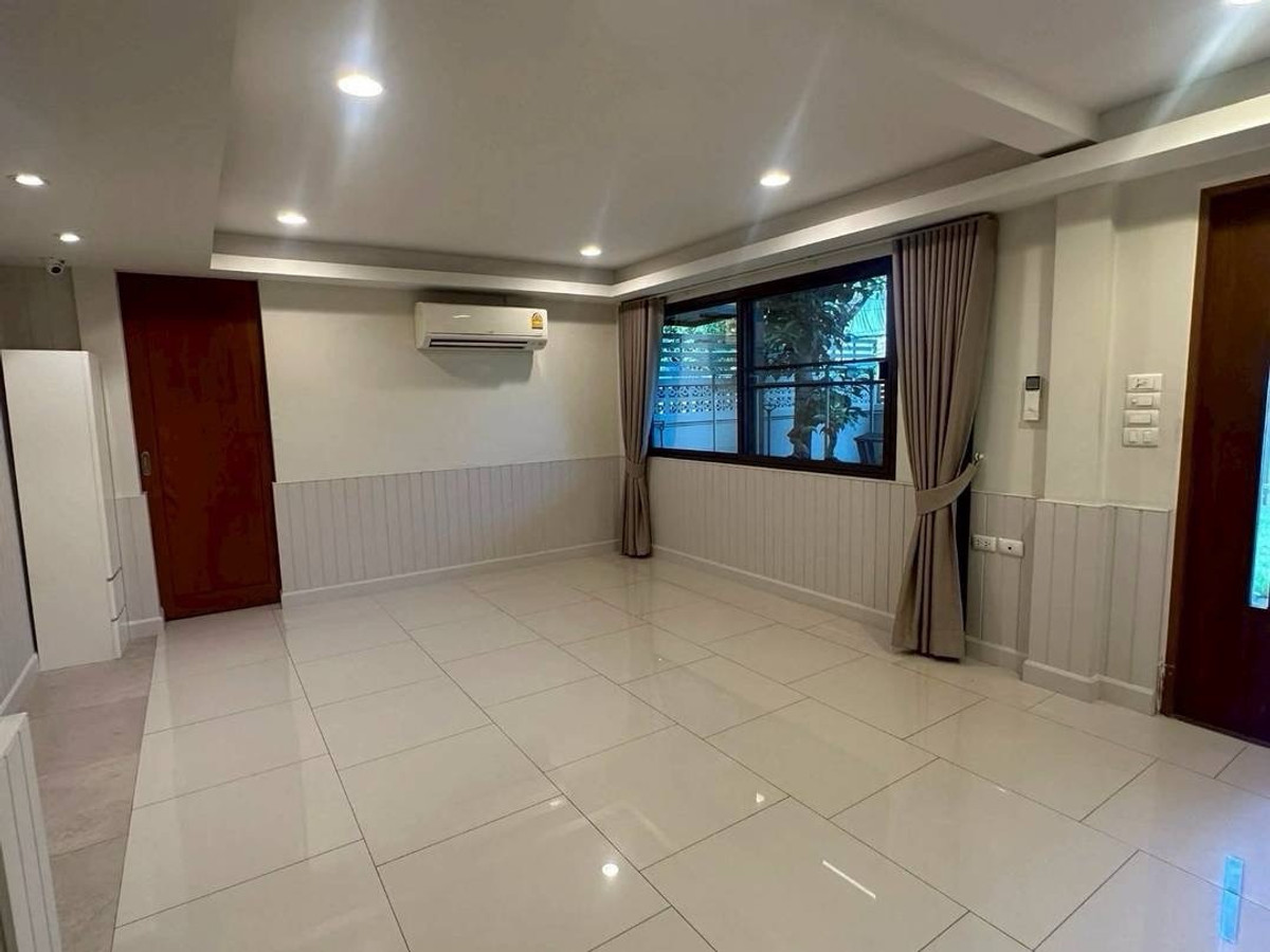 ให้เช่าโฮมออฟฟิศสุขุมวิท อโศก ทองหล่อ : FOR RENT HOME OFFICE AT EKKAMAI 22 • PRIDI BHANOMYONG 45 SUKHUMVIT TO PRIVATE OFFICE AND STUDIO OR BUSINESS ACCEPTED 