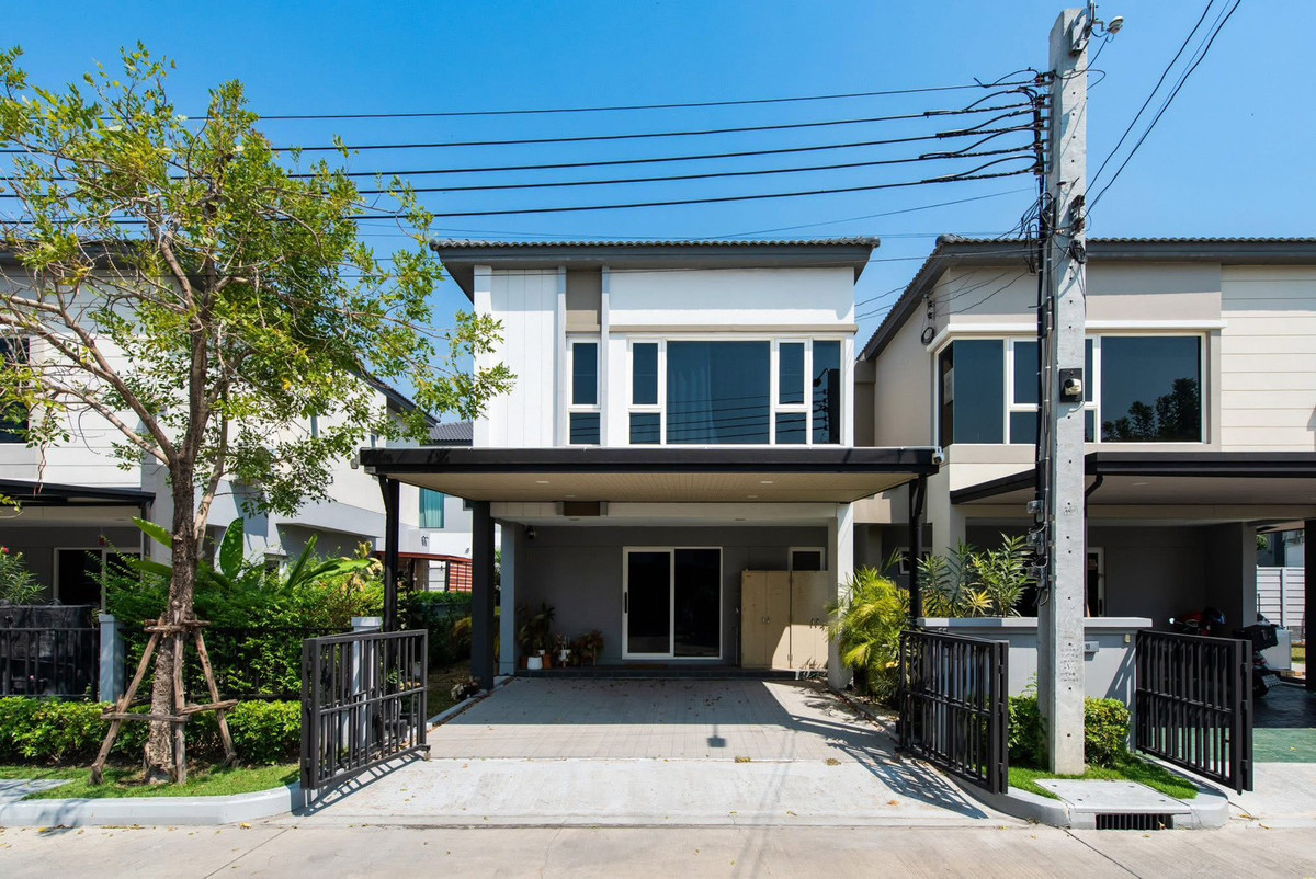 For RentHouseSamut Prakan,Samrong : ME2500778 For rent!! Luxury semi-detached house Grande Pleno Sukhumvit-Bangna. Next to the main road of the project, close to IKEA, you can move in right away.