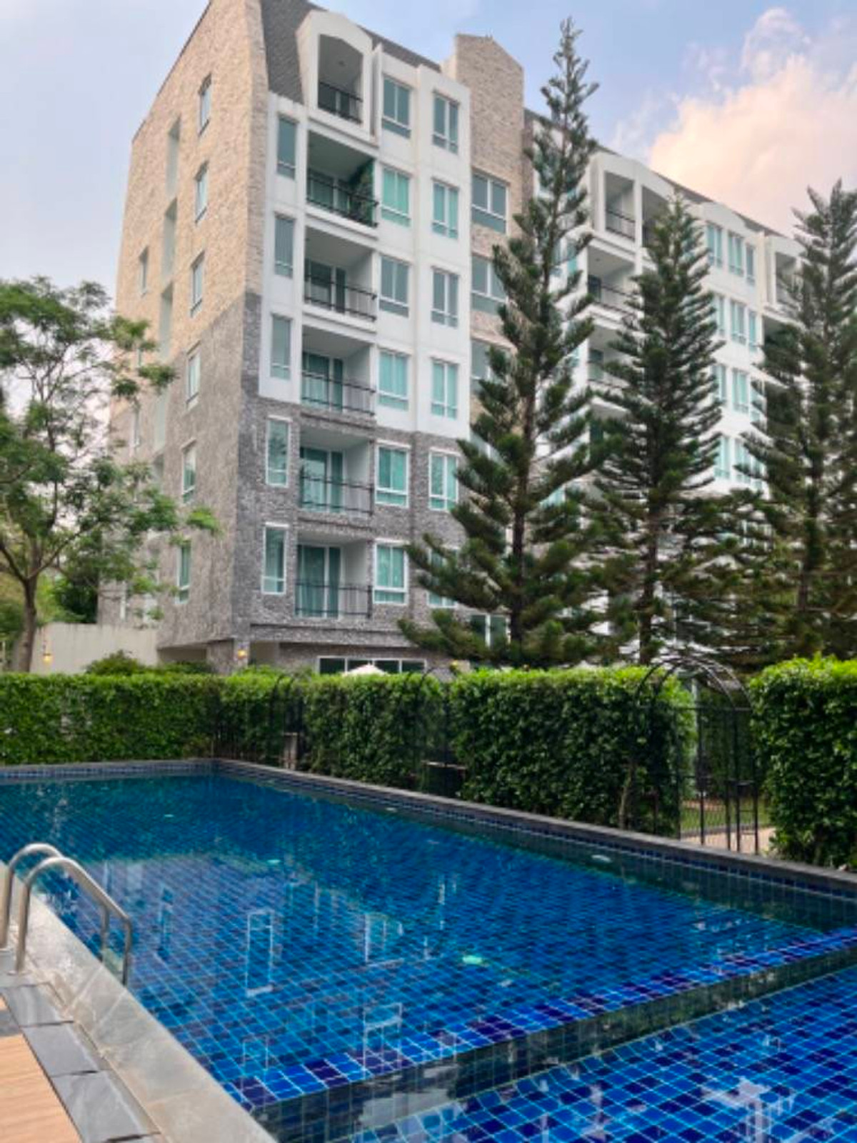 คอนโดปากช่อง เขาใหญ่ : ขาย/ให้เช่า ถูกมาก!! คอนโด เดอะคอร์ทยาร์ดเขาใหญ่ เฟอร์ครบ ทำเลทอง ติดถนนธนะรัชต์ ใกล้ทางขึ้นอุทยาน