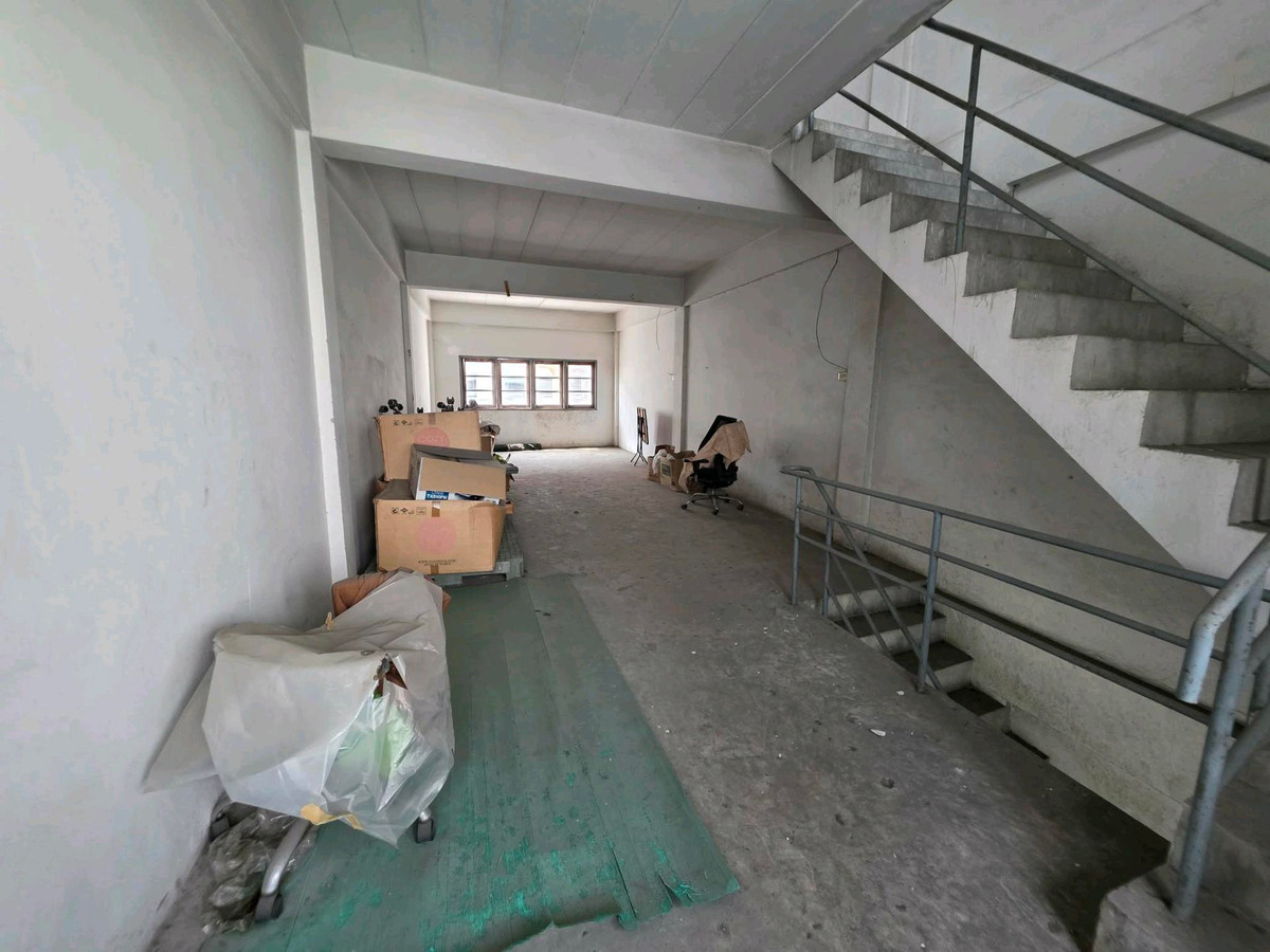 For SaleShop HouseRathburana, Suksawat : 🏢 Commercial building, 4.5 floors, 22 sq m, next to Pracha Uthit Road 72, opposite 7-11, Manthana University, good location, suitable for doing business or trading 📞099-415-2664, 080-369-6366
