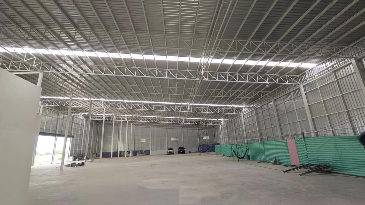 For RentWarehouseMahachai Samut Sakhon : Warehouse for rent with showroom/newly built office. Total usable area 2,137 sq m. Location: Khae Rai Temple, Khlong Maduea Subdistrict, Krathum Baen District, Samut Sakhon Province.