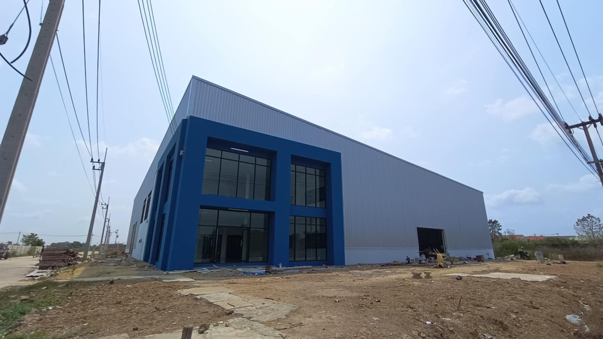 For RentWarehouseMahachai Samut Sakhon : Warehouse for rent with showroom/newly built office. Total usable area 2,137 sq m. Location: Khae Rai Temple, Khlong Maduea Subdistrict, Krathum Baen District, Samut Sakhon Province.