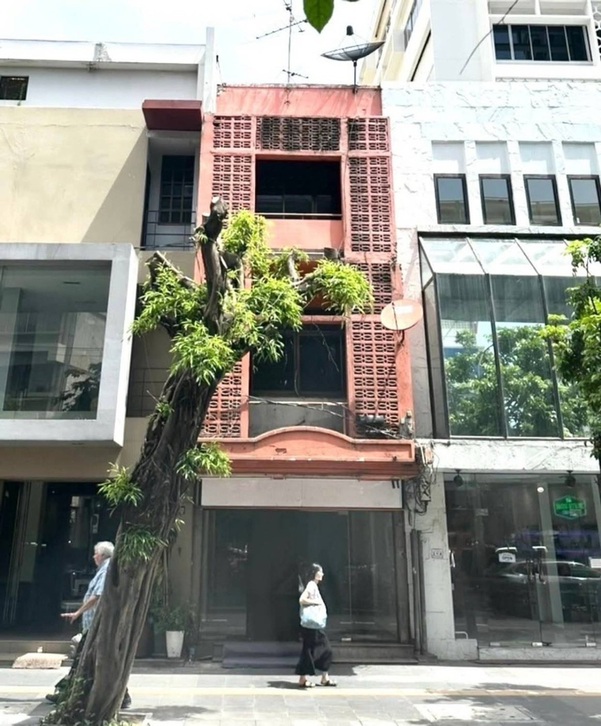 For RentShop HouseSukhumvit, Asoke, Thonglor : ✨ Commercial building for rent, 1 unit | Sukhumvit | near BTS Phrom Phong ✨