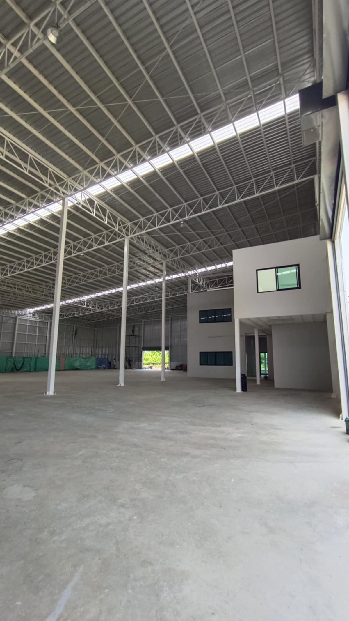 For RentWarehouseMahachai Samut Sakhon : Warehouse for rent with showroom/newly built office. Total usable area 2,137 sq m. Location: Khae Rai Temple, Khlong Maduea Subdistrict, Krathum Baen District, Samut Sakhon Province.