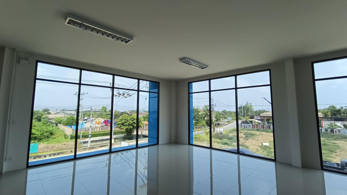 For RentWarehouseMahachai Samut Sakhon : Warehouse for rent with showroom/newly built office. Total usable area 2,137 sq m. Location: Khae Rai Temple, Khlong Maduea Subdistrict, Krathum Baen District, Samut Sakhon Province.