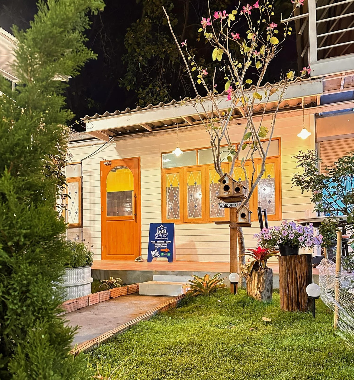 For LeaseholdRetail SpacePinklao, Charansanitwong : Business for sale: Thai restaurant + cafe with famous franchise in Taling Chan area, next to Borommaratchachonnani Road.