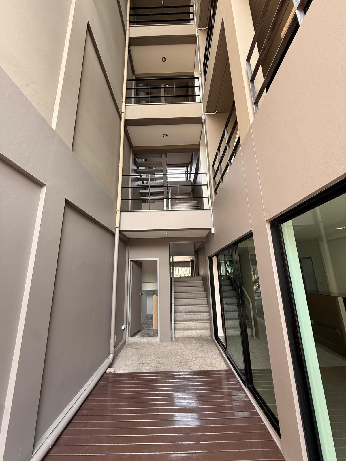 For RentHome OfficePattanakan, Srinakarin : For rent: Home Office / Townhome Noble Cube Phatthanakan, newly renovated, near the garden.