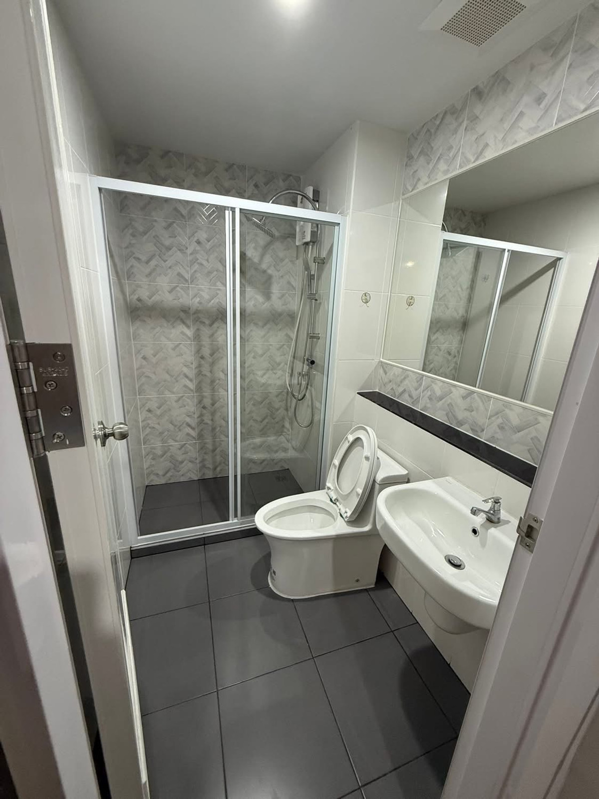 For RentCondoThaphra, Talat Phlu, Wutthakat : Price adjusted down 🔥10k only! Condo for rent near BTS Wutthakat | Regent Home Wutthakat, good location, convenient travel in and out of the city, near The Mall Tha Phra.