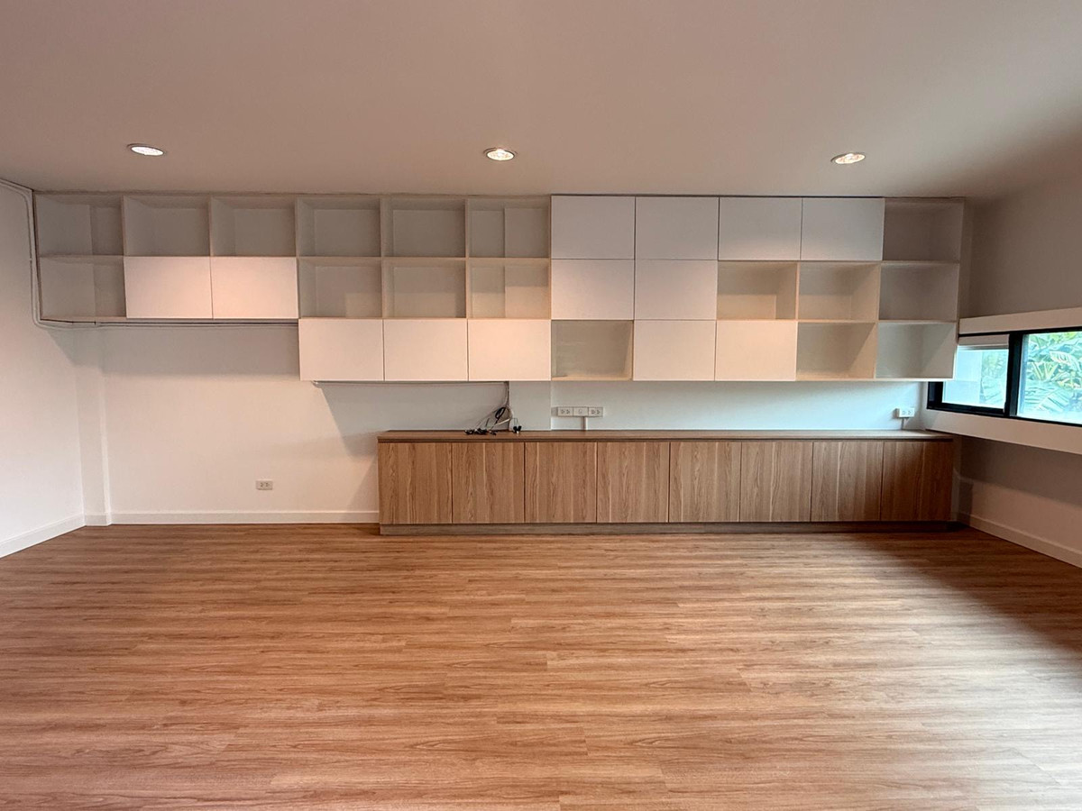 For RentHome OfficePattanakan, Srinakarin : For rent: Home Office / Townhome Noble Cube Phatthanakan, newly renovated, near the garden.