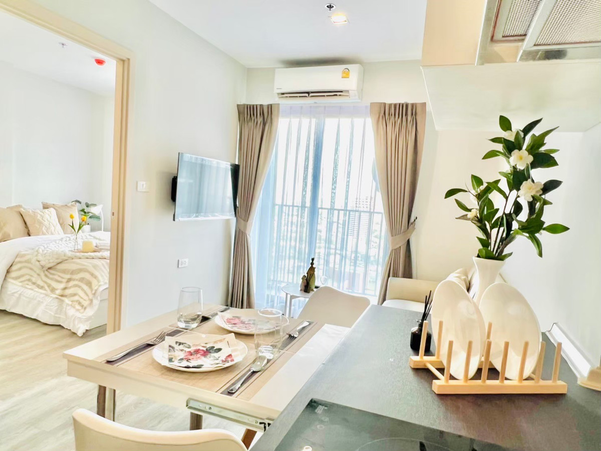 For RentCondoPattanakan, Srinakarin : Condo for rent, Rich Park Triple Station. View of a tall building, 1 bedroom, near Hua Mak BTS.