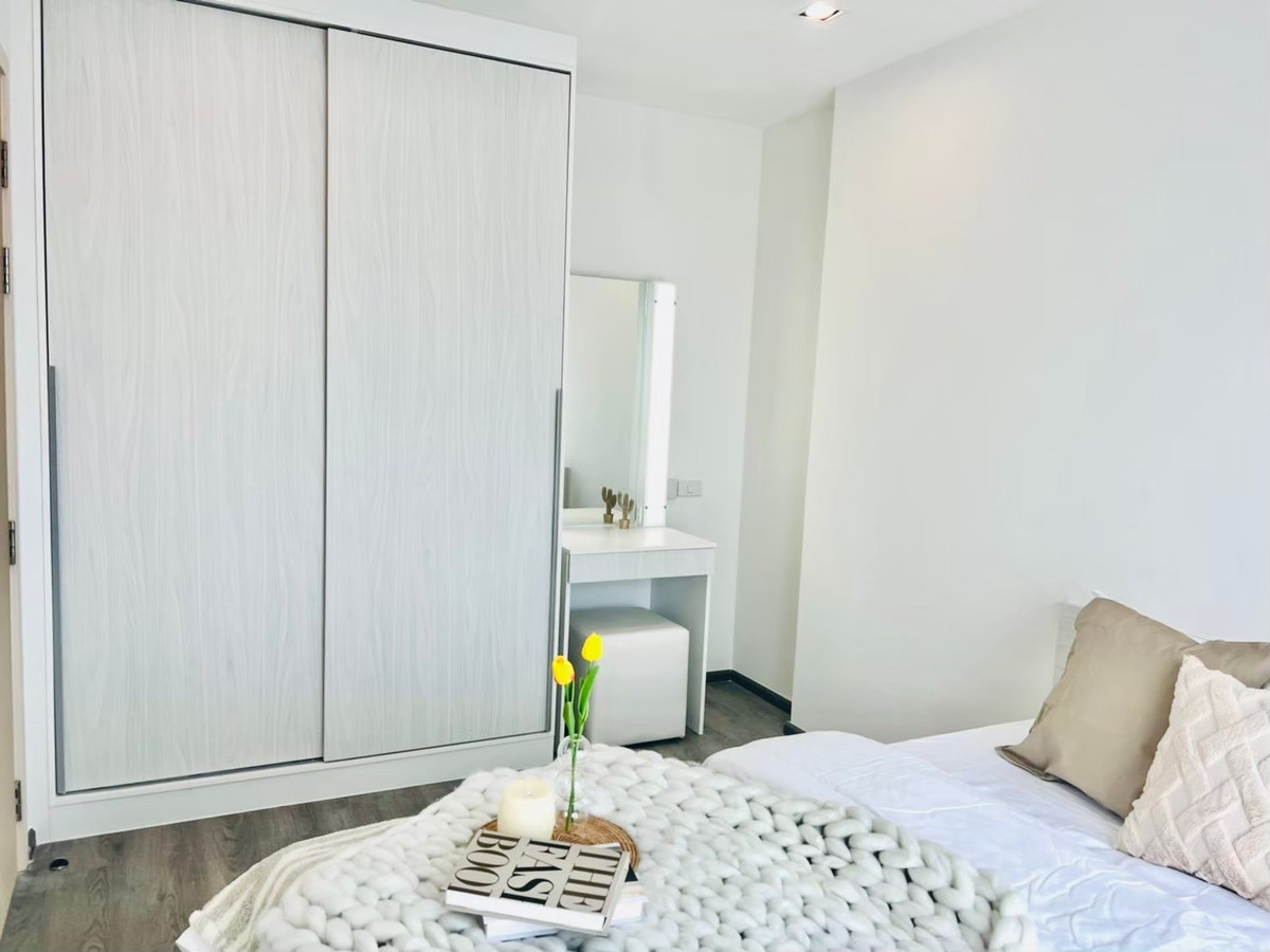 For RentCondoPattanakan, Srinakarin : Condo for rent, Rich Park Triple Station. View of a tall building, 1 bedroom, near Hua Mak BTS.