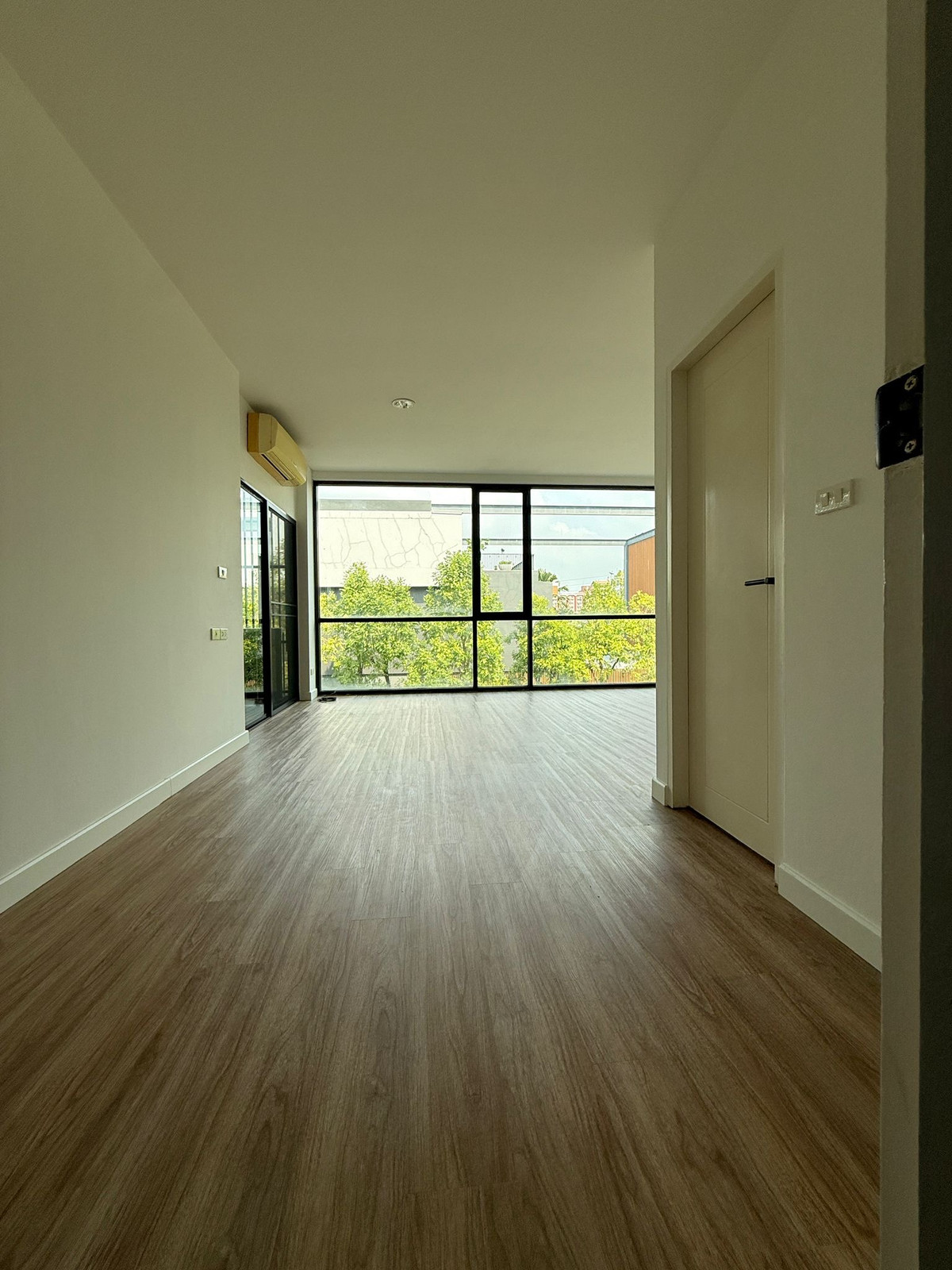 For RentHome OfficePattanakan, Srinakarin : For rent: Home Office / Townhome Noble Cube Phatthanakan, newly renovated, near the garden.