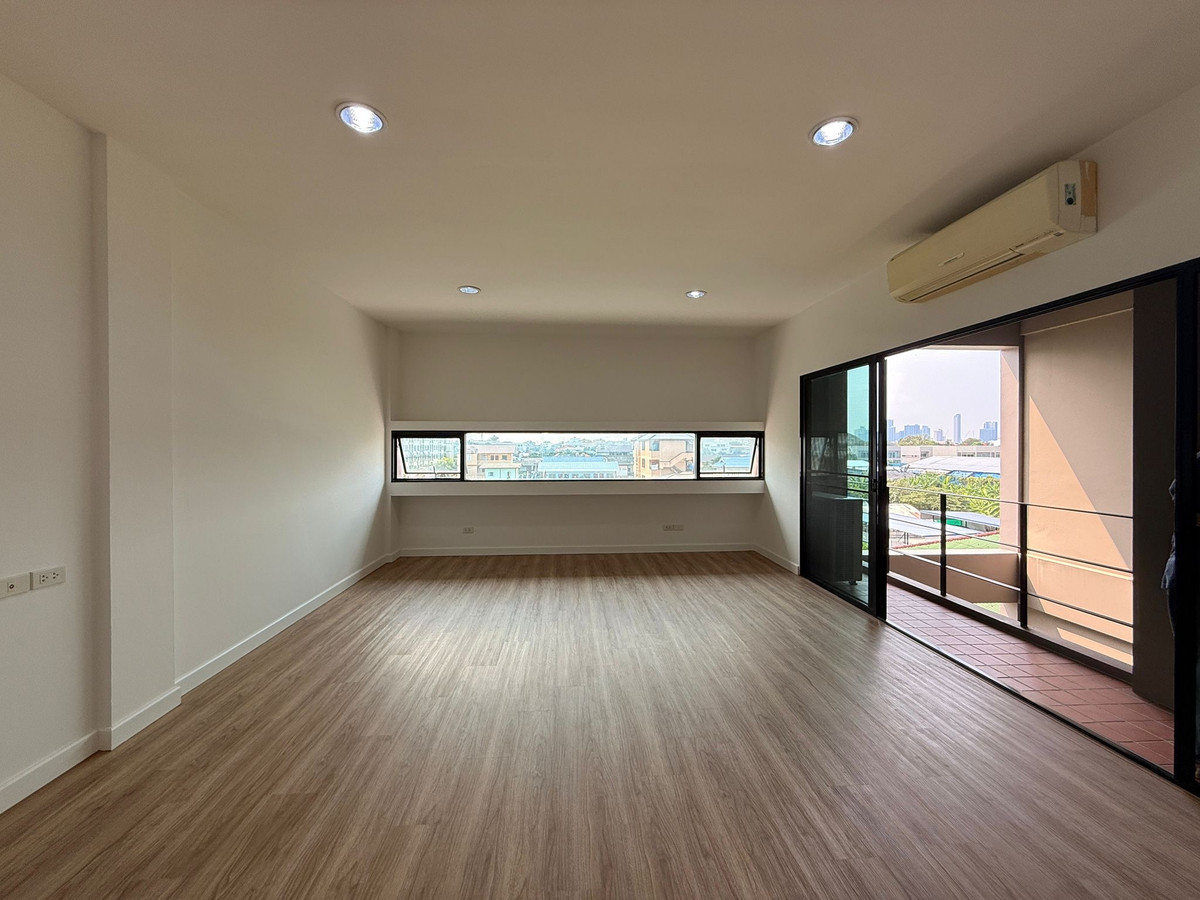 For RentHome OfficePattanakan, Srinakarin : For rent: Home Office / Townhome Noble Cube Phatthanakan, newly renovated, near the garden.