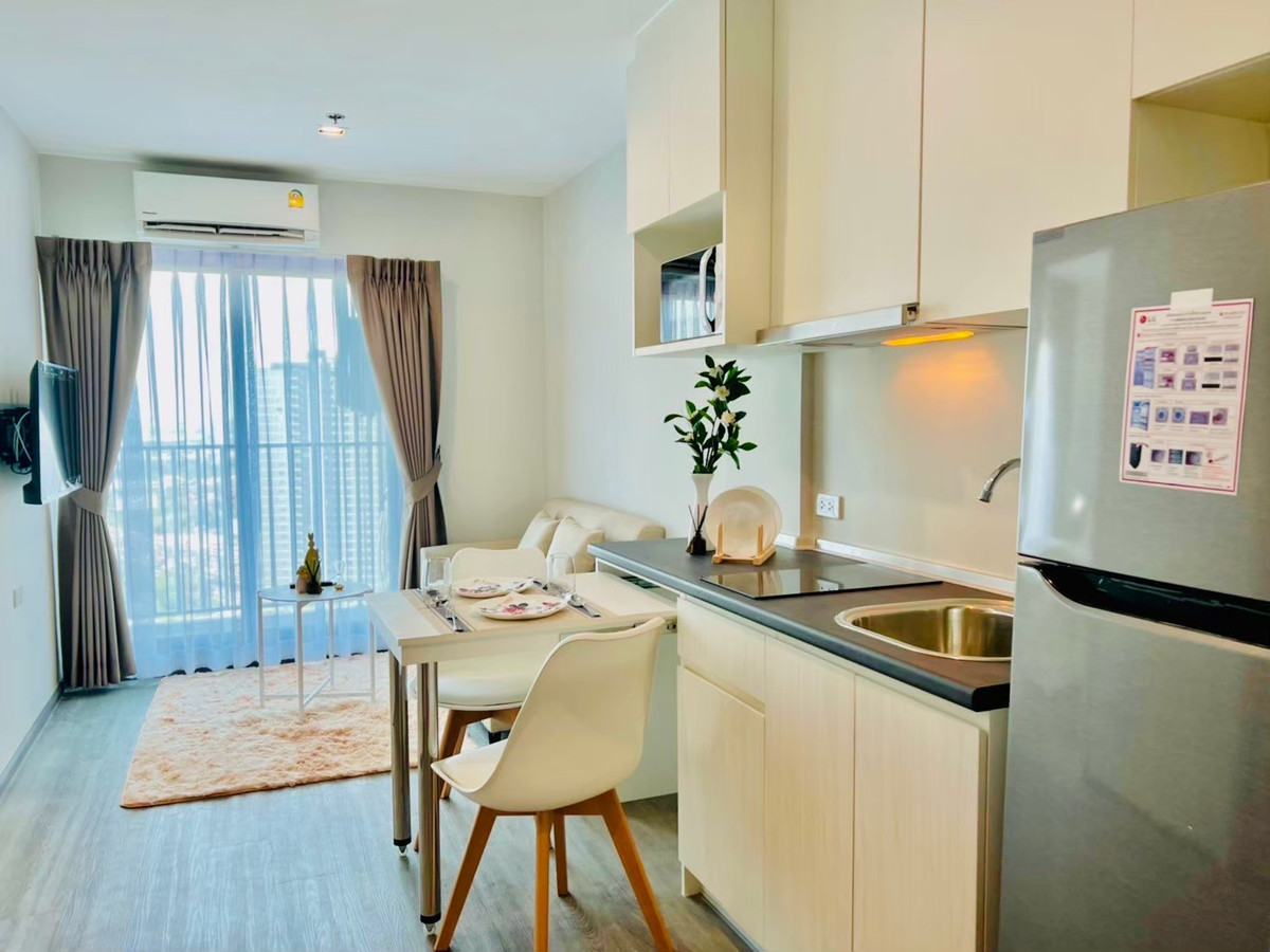 For RentCondoPattanakan, Srinakarin : Condo for rent, Rich Park Triple Station. View of a tall building, 1 bedroom, near Hua Mak BTS.