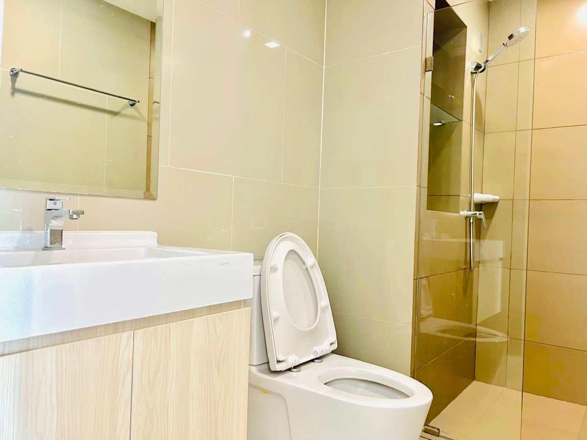 For RentCondoPattanakan, Srinakarin : Condo for rent, Rich Park Triple Station. View of a tall building, 1 bedroom, near Hua Mak BTS.