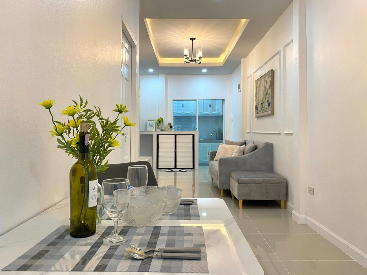 For SaleTownhomePattaya, Bangsaen, Chonburi : Rattanakorn Village 1-2 / 2 Bedrooms (FOR SALE) BEWN100