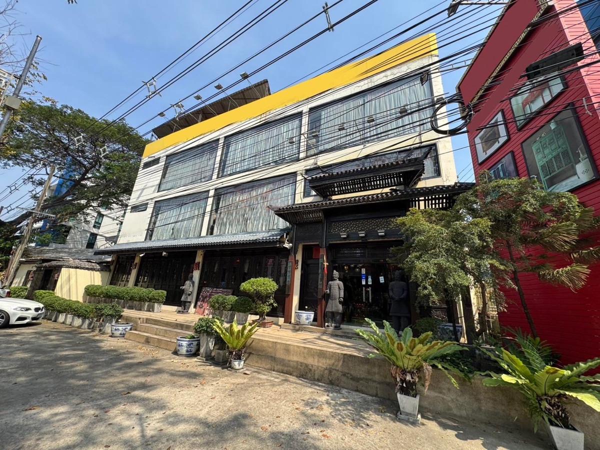 ให้เช่าอาคารพาณิชย์เลียบทางด่วนรามอินทรา : 📌อาคารพาณิชย์ให้เช่า เหมาะสำหรับ คาเฟ่, พีราทิส, ร้านทำผม ,Workshop ,Showroom ขายสินค้า ทำเลเอกมัย - เลียบด่วน
