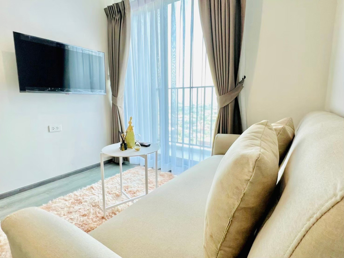 For RentCondoPattanakan, Srinakarin : Condo for rent, Rich Park Triple Station. View of a tall building, 1 bedroom, near Hua Mak BTS.