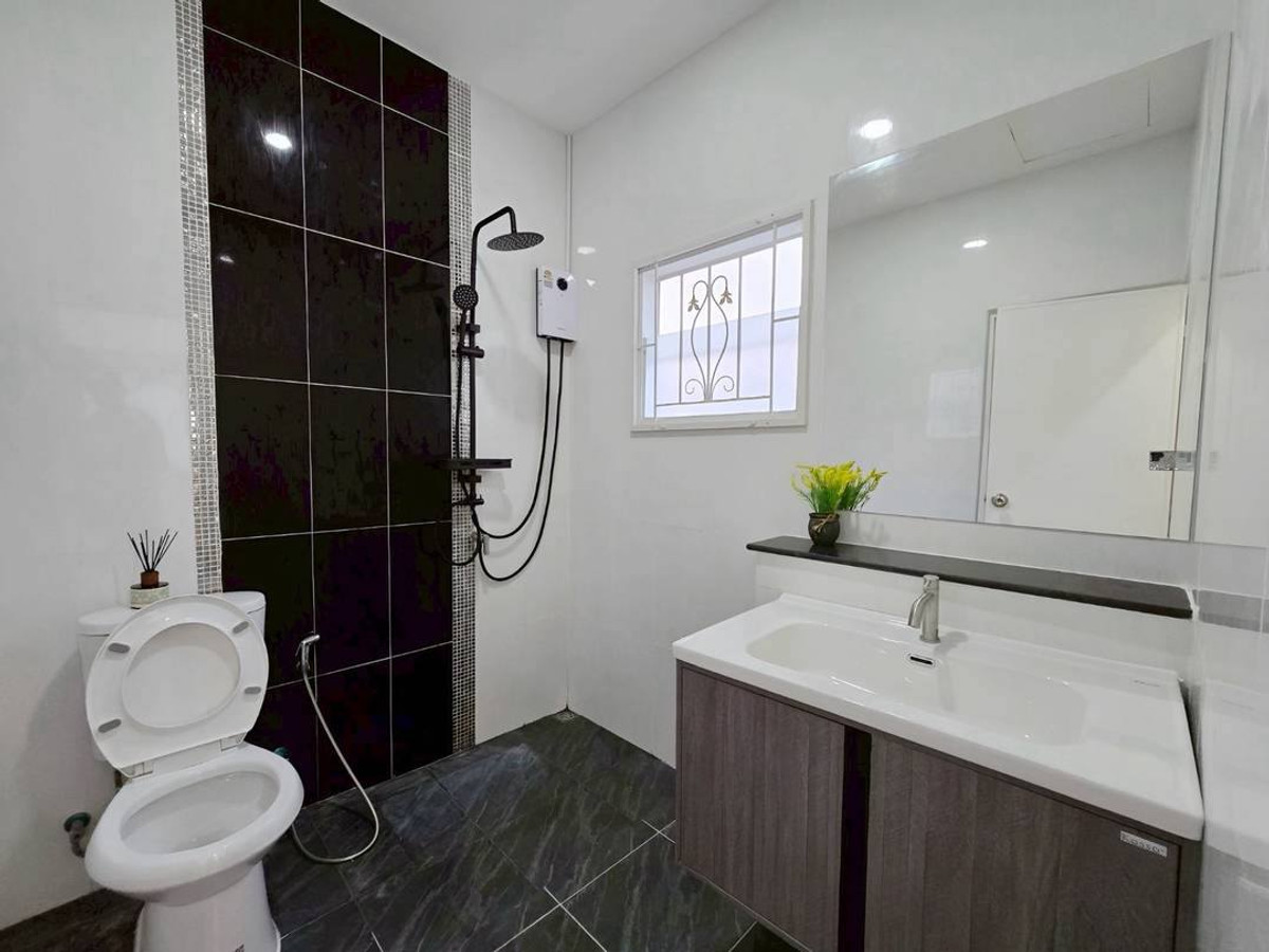 For RentHousePattaya, Bangsaen, Chonburi : Single house Lalin Soi Nen Phlap Wan / 4 bedrooms (FOR RENT) BEWN104