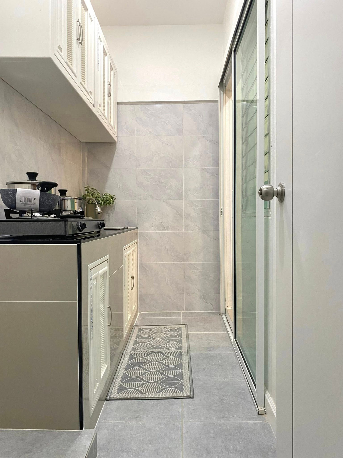 For SaleTownhomePattaya, Bangsaen, Chonburi : Rattanakorn Village 1-2 / 2 Bedrooms (FOR SALE) BEWN100