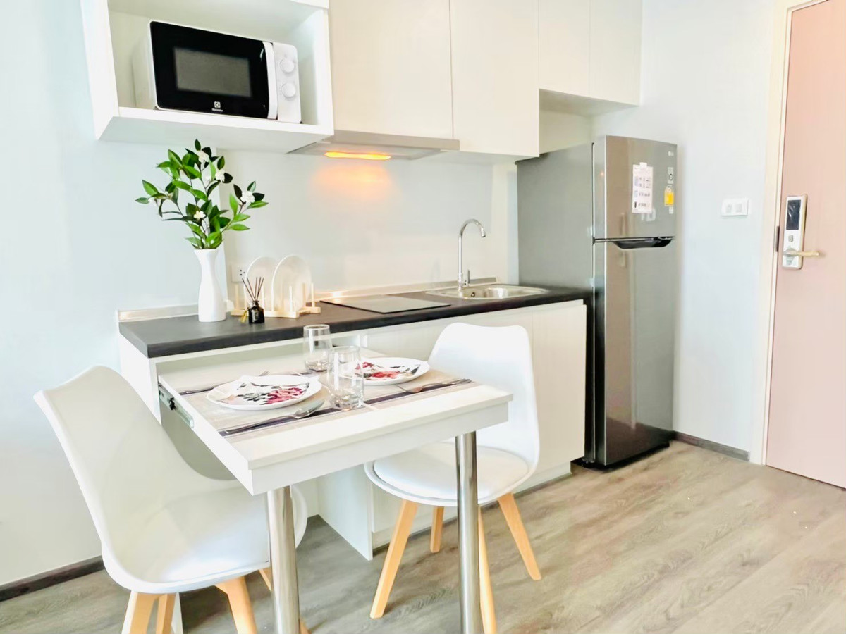 For RentCondoPattanakan, Srinakarin : Condo for rent, Rich Park Triple Station. View of a tall building, 1 bedroom, near Hua Mak BTS.