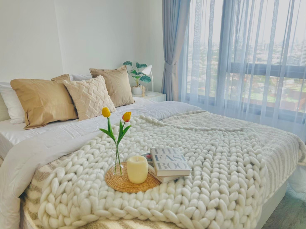 For RentCondoPattanakan, Srinakarin : Condo for rent, Rich Park Triple Station. View of a tall building, 1 bedroom, near Hua Mak BTS.