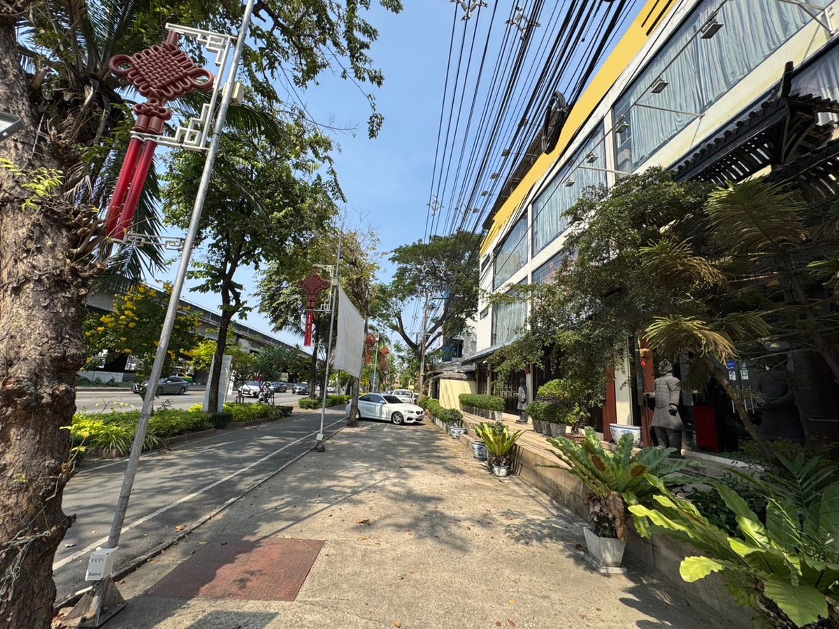 ให้เช่าอาคารพาณิชย์เลียบทางด่วนรามอินทรา : 📌อาคารพาณิชย์ให้เช่า เหมาะสำหรับ คาเฟ่, พีราทิส, ร้านทำผม ,Workshop ,Showroom ขายสินค้า ทำเลเอกมัย - เลียบด่วน
