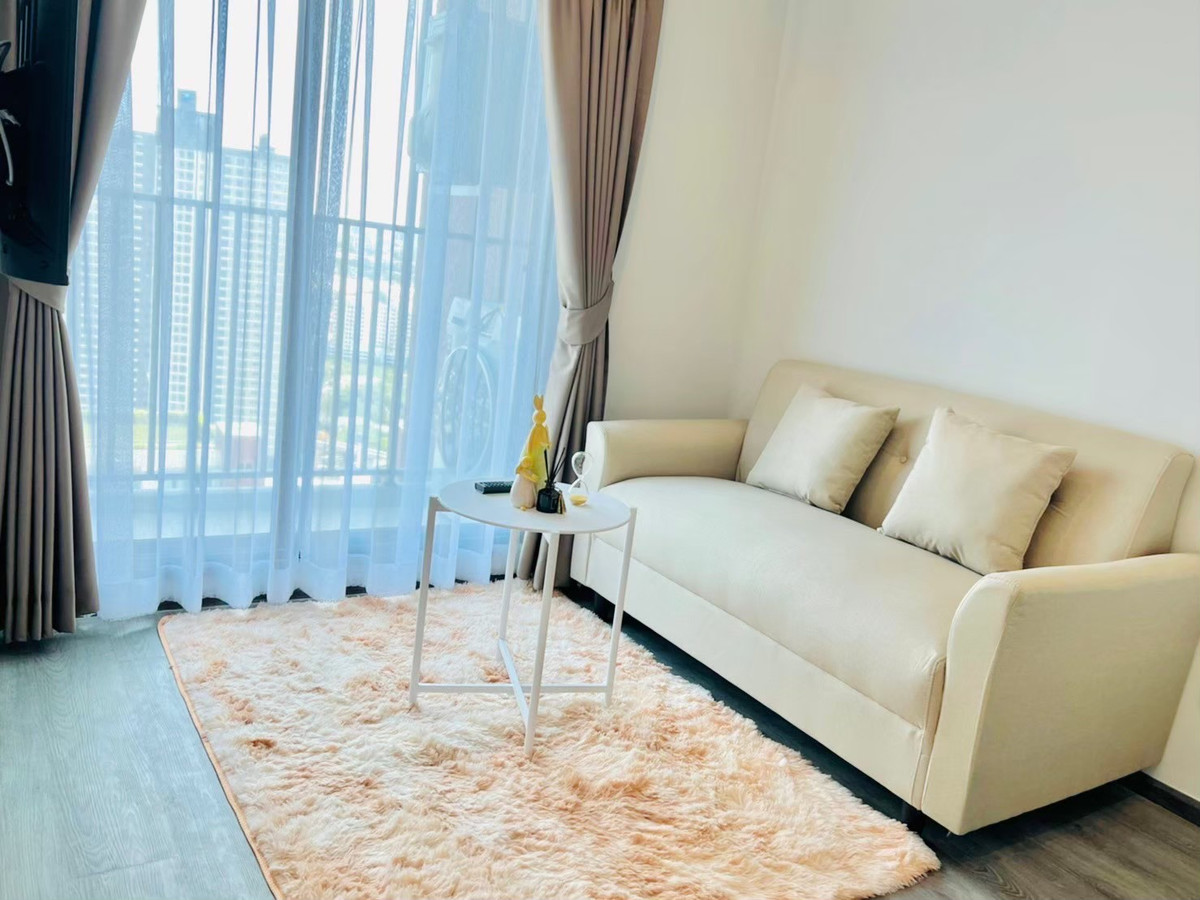For RentCondoPattanakan, Srinakarin : Condo for rent, Rich Park Triple Station. View of a tall building, 1 bedroom, near Hua Mak BTS.