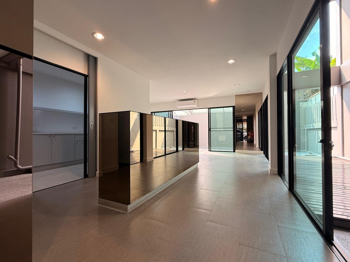 For RentHome OfficePattanakan, Srinakarin : For rent: Home Office / Townhome Noble Cube Phatthanakan, newly renovated, near the garden.