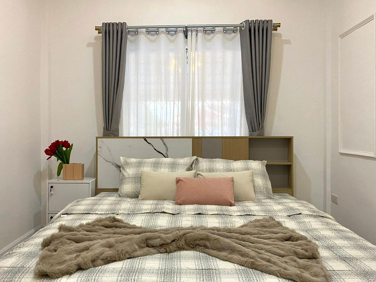 For SaleTownhomePattaya, Bangsaen, Chonburi : Rattanakorn Village 1-2 / 2 Bedrooms (FOR SALE) BEWN100