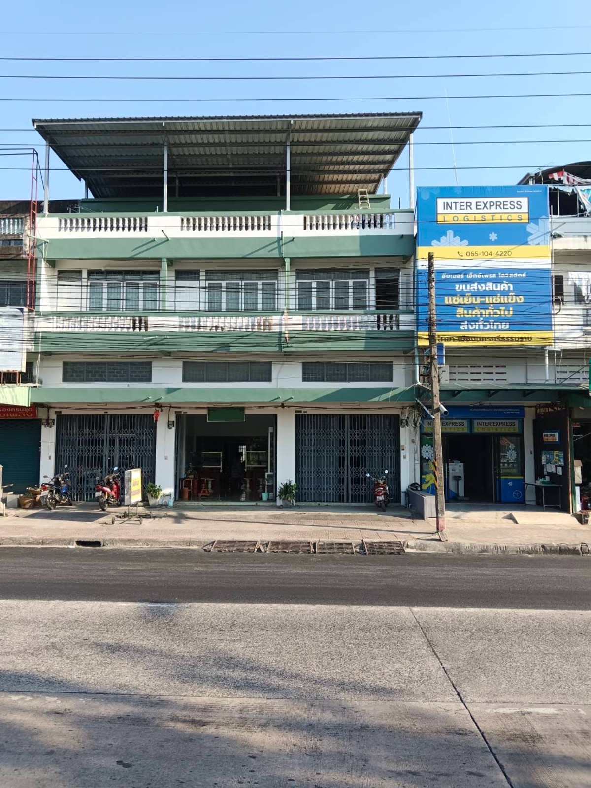 For RentShop HouseNakhon Si Thammarat : Commercial building for rent, 3.5 floors, good location, Karom Road, next to the main road, Nakhon Si Thammarat.
