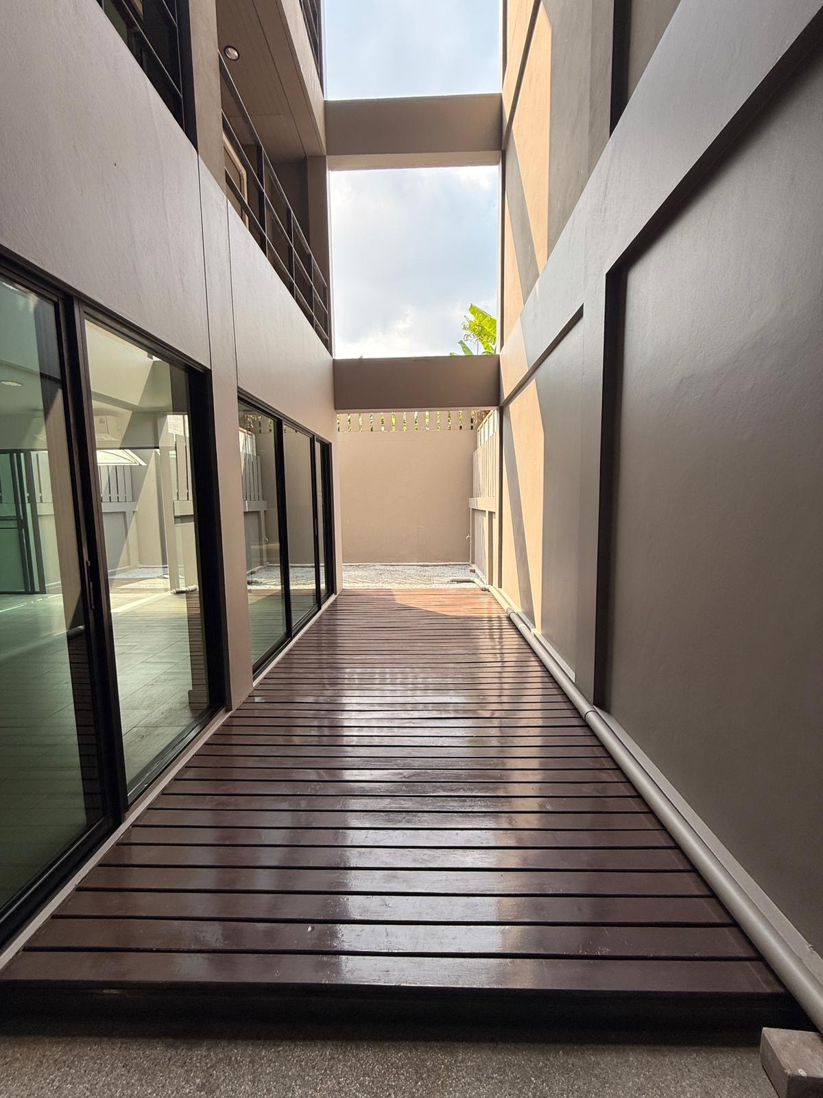 For RentHome OfficePattanakan, Srinakarin : For rent: Home Office / Townhome Noble Cube Phatthanakan, newly renovated, near the garden.