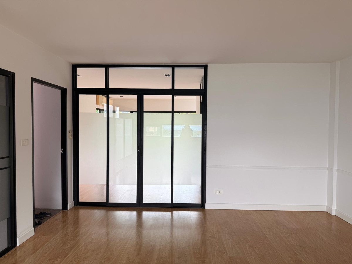 For RentHome OfficePattanakan, Srinakarin : For rent: Home Office / Townhome Noble Cube Phatthanakan, newly renovated, near the garden.