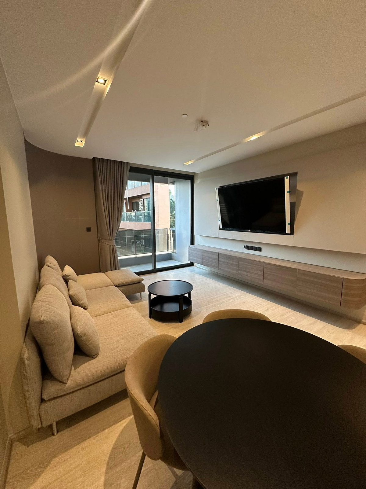 ให้เช่าคอนโดสุขุมวิท อโศก ทองหล่อ : ปล่อยเช่า สองห้องนอน ห้องใหม่ ใกล้บีทีเอส ทองหล่อ พร้อมเข้าอยู่ 