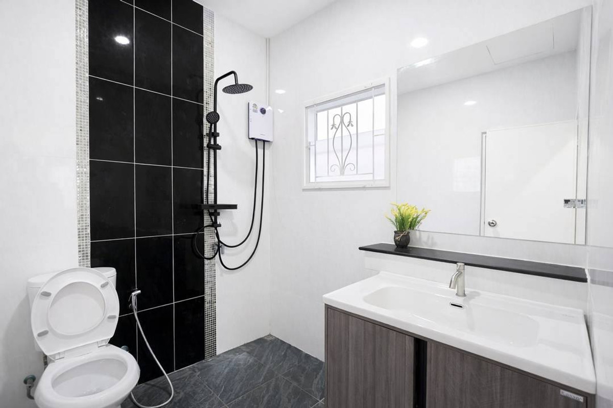 For RentHousePattaya, Bangsaen, Chonburi : Single house Lalin Soi Nen Phlap Wan / 4 bedrooms (FOR RENT) BEWN104