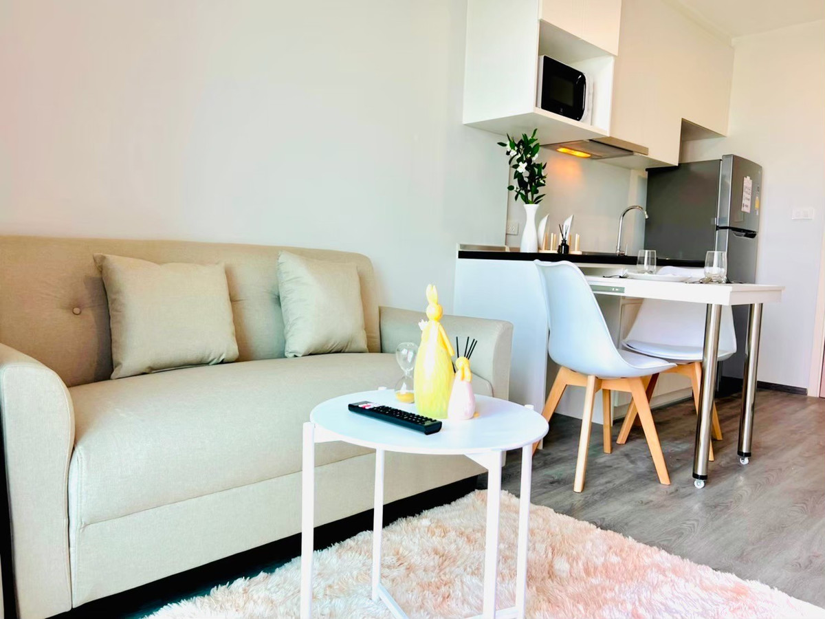 For RentCondoPattanakan, Srinakarin : Condo for rent, Rich Park Triple Station. View of a tall building, 1 bedroom, near Hua Mak BTS.