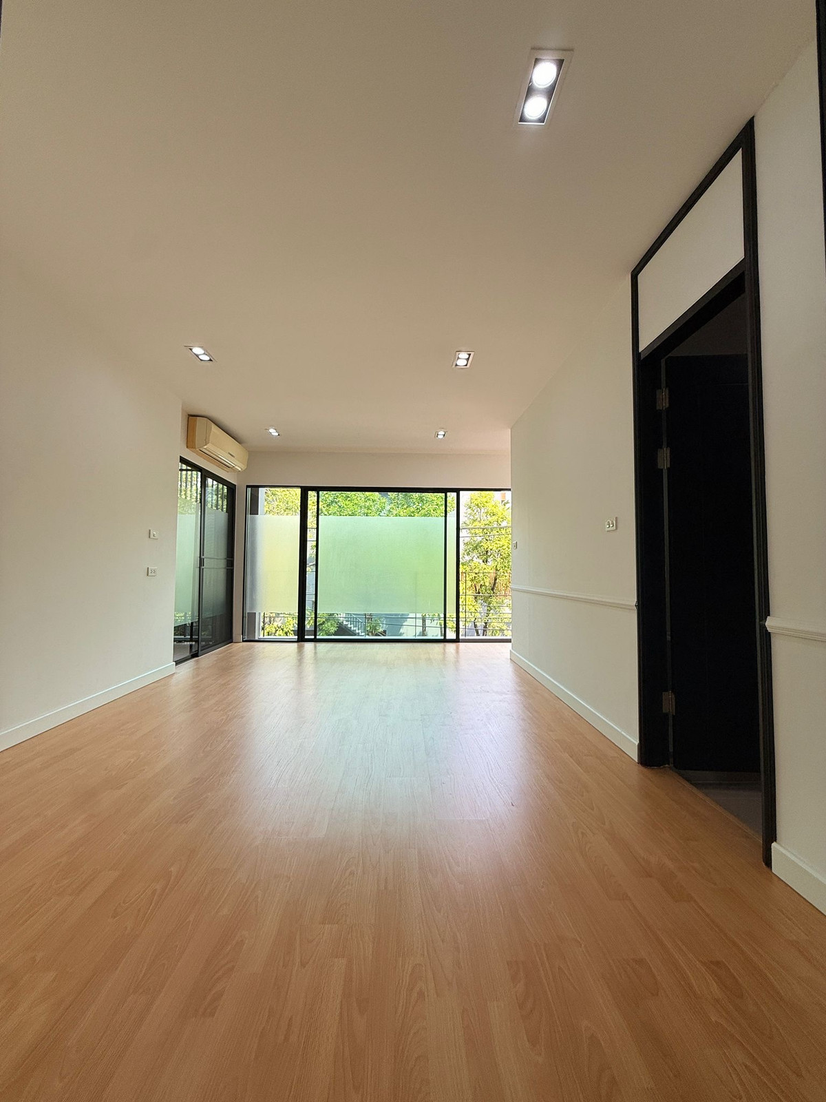 For RentHome OfficePattanakan, Srinakarin : For rent: Home Office / Townhome Noble Cube Phatthanakan, newly renovated, near the garden.