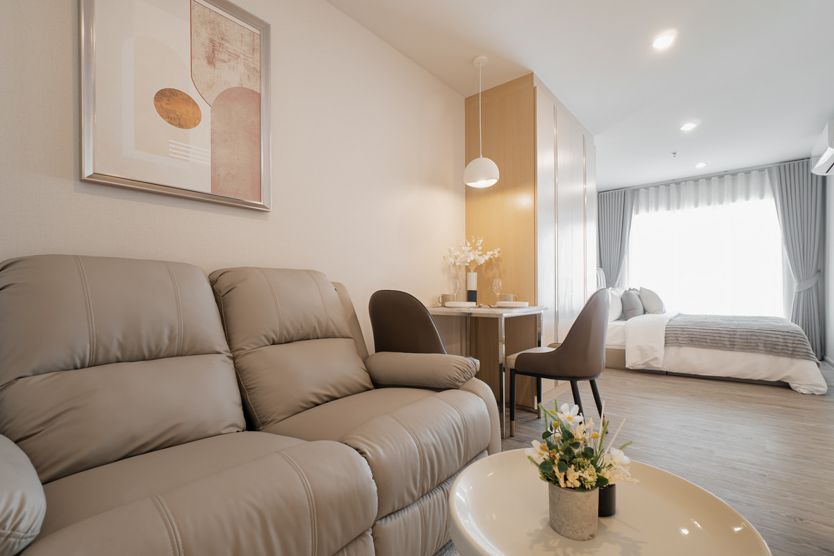 ให้เช่าคอนโดบางนา แบริ่ง ลาซาล : ให้เช่า Regent Home Bangna ห้องมุม วิวแม่น้ำ เตียง6ฟุต Recliner Sofa (Agent Welcome)