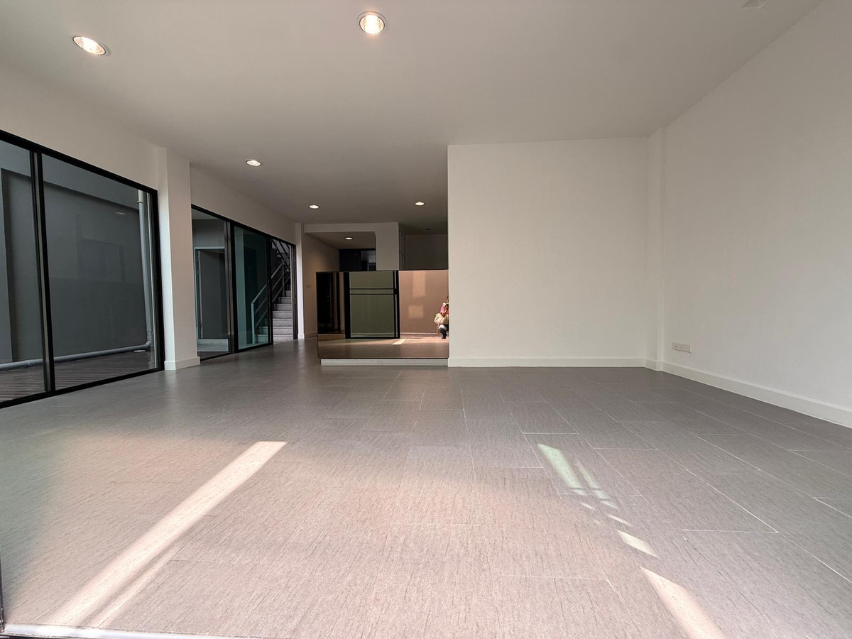 For RentHome OfficePattanakan, Srinakarin : For rent: Home Office / Townhome Noble Cube Phatthanakan, newly renovated, near the garden.