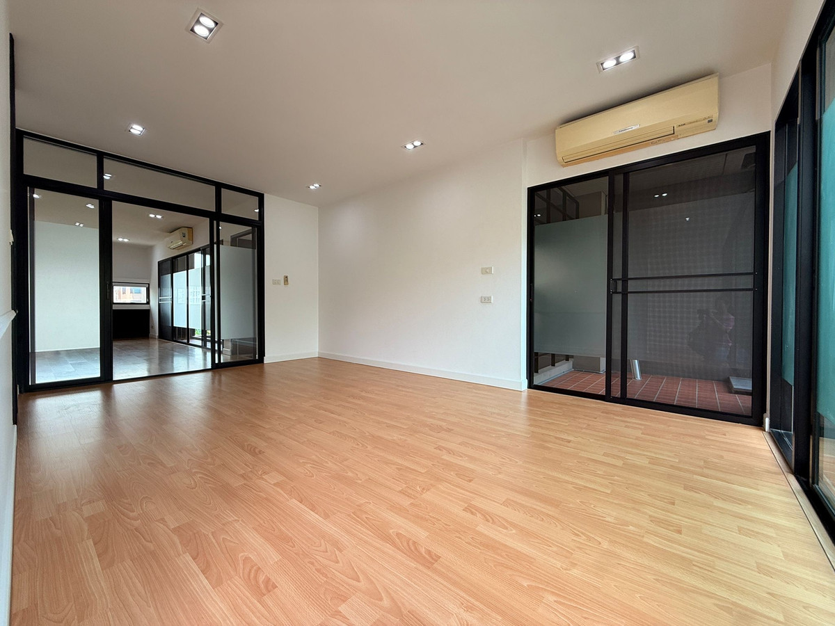 For RentHome OfficePattanakan, Srinakarin : For rent: Home Office / Townhome Noble Cube Phatthanakan, newly renovated, near the garden.