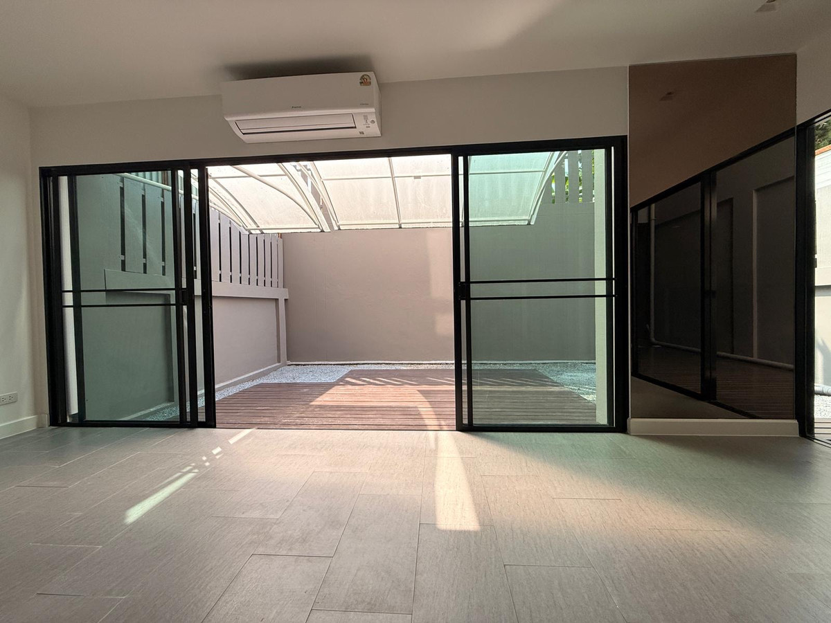 For RentHome OfficePattanakan, Srinakarin : For rent: Home Office / Townhome Noble Cube Phatthanakan, newly renovated, near the garden.