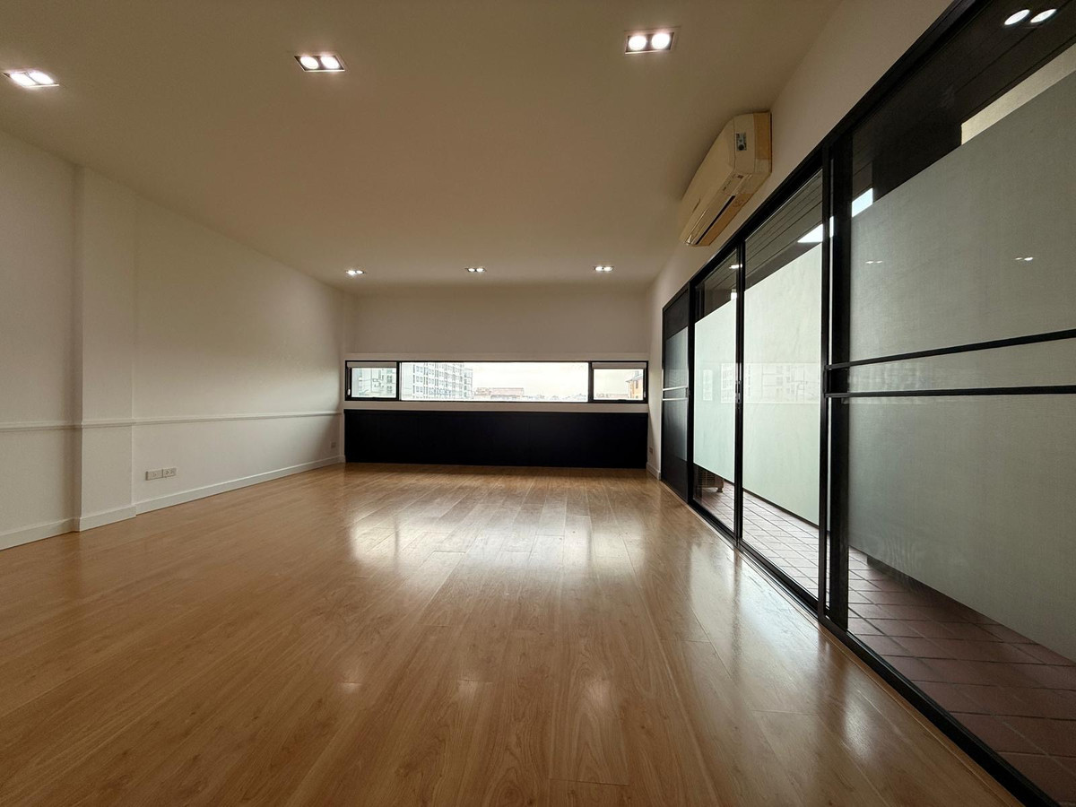 For RentHome OfficePattanakan, Srinakarin : For rent: Home Office / Townhome Noble Cube Phatthanakan, newly renovated, near the garden.