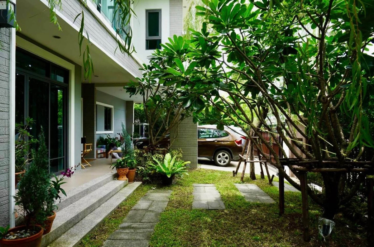 For RentHousePattanakan, Srinakarin : Single house for rent, The Palm Phatthanakan Luxury Village, near Thonglor, just 20 minutes.