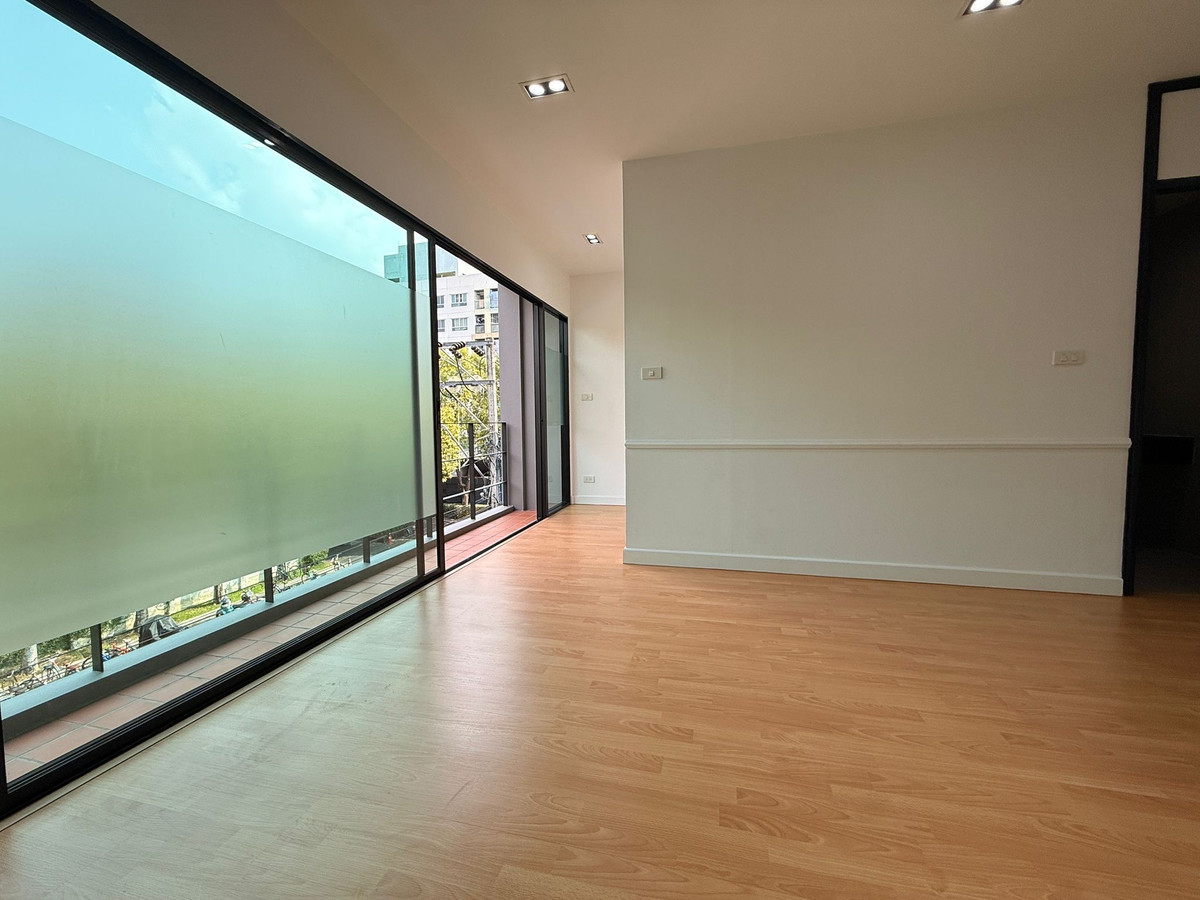 For RentHome OfficePattanakan, Srinakarin : For rent: Home Office / Townhome Noble Cube Phatthanakan, newly renovated, near the garden.