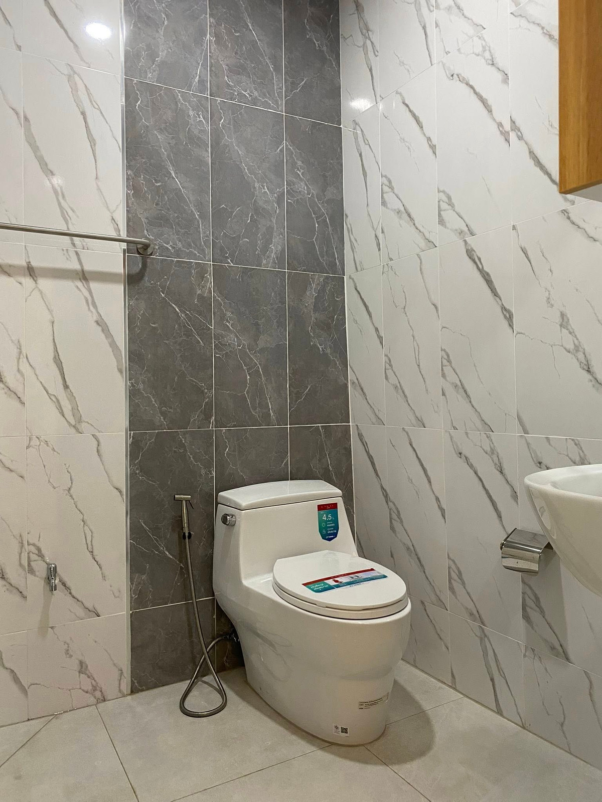 For SaleTownhomePattaya, Bangsaen, Chonburi : Rattanakorn Village 1-2 / 2 Bedrooms (FOR SALE) BEWN100