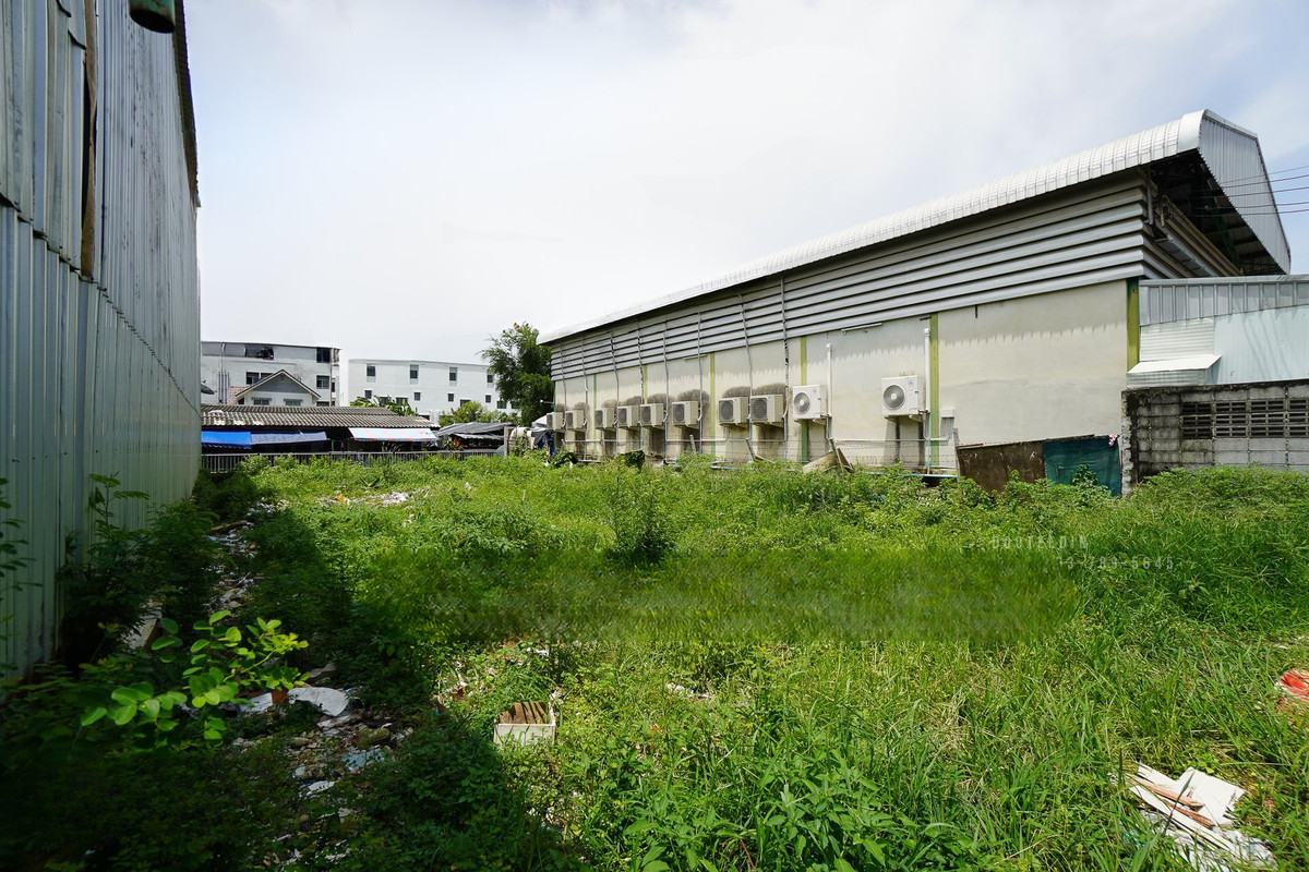 For RentLandLadprao101, Happy Land, The Mall Bang Kapi : Empty land for rent, 108 sq m, Soi Pho Kaeo 3, Intersection 7, very good location, in the heart of the city, easy to enter and exit.