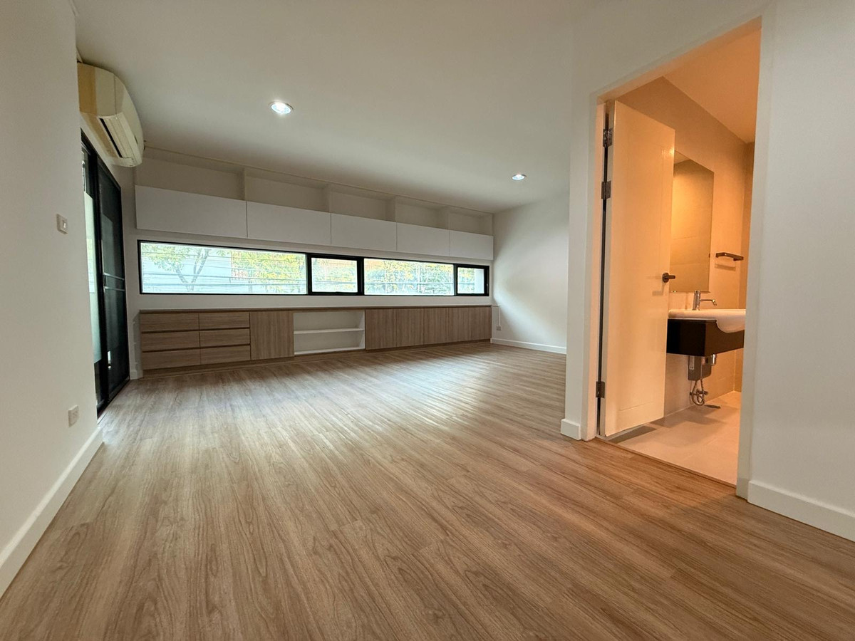 For RentHome OfficePattanakan, Srinakarin : For rent: Home Office / Townhome Noble Cube Phatthanakan, newly renovated, near the garden.