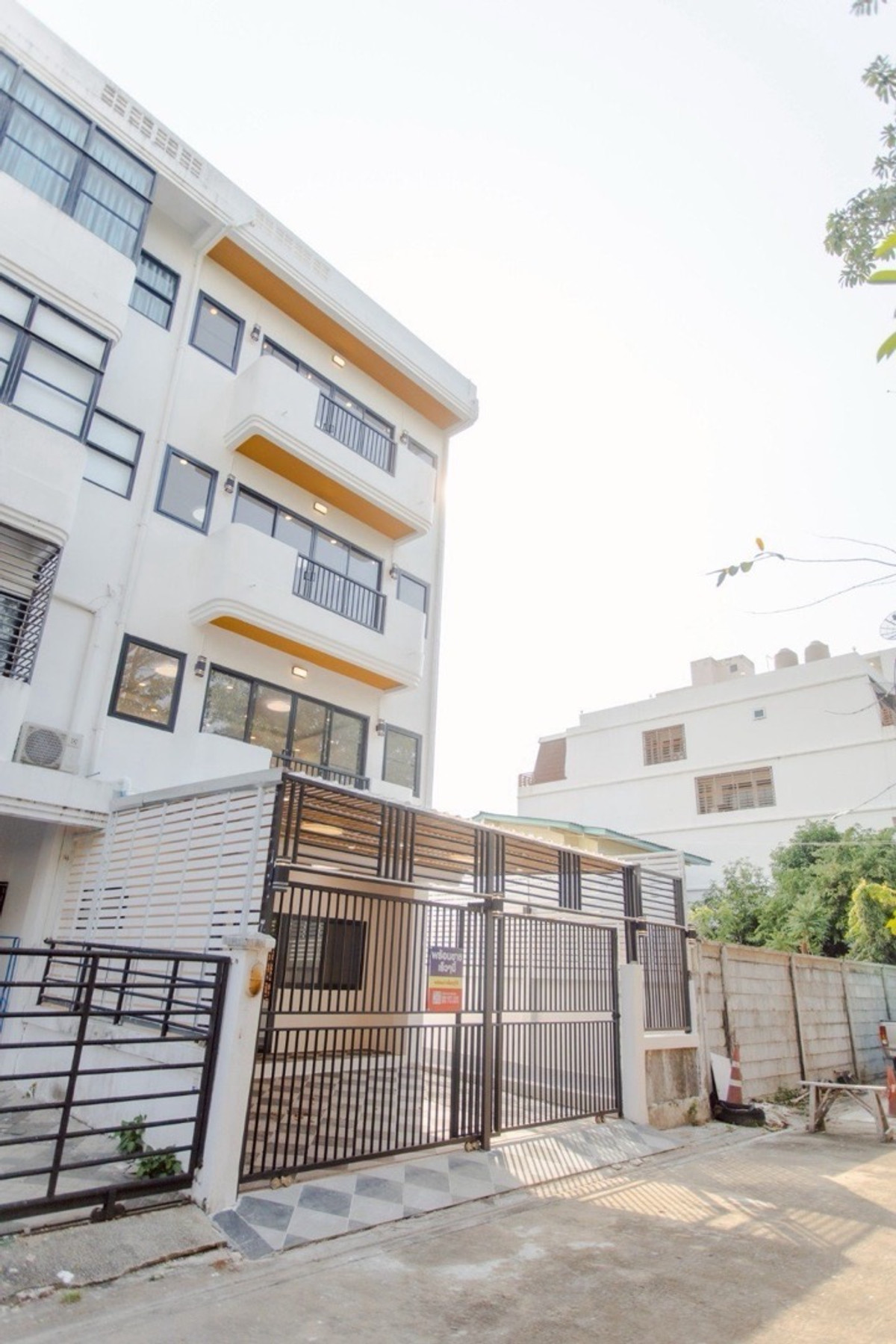 ขายทาวน์โฮมรัชดา ห้วยขวาง : ขายทาวน์เฮาส์ ห้วยขวาง ประชาอุทิศ หลังใหญ่ 6 ห้องนอน 7 ห้องน้ำ จอดรถ 5-6 คัน ใกล้ MRT ห้วยขวาง เหมาะอยู่อาศัยหรือทำ Home Office