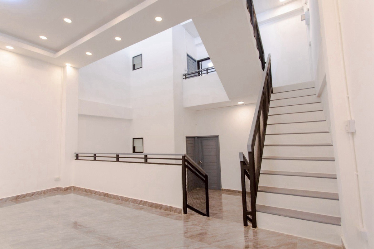 ขายทาวน์โฮมรัชดา ห้วยขวาง : ขายทาวน์เฮาส์ ห้วยขวาง ประชาอุทิศ หลังใหญ่ 6 ห้องนอน 7 ห้องน้ำ จอดรถ 5-6 คัน ใกล้ MRT ห้วยขวาง เหมาะอยู่อาศัยหรือทำ Home Office